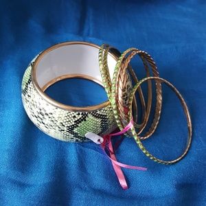 Bangle set.green snake like textured print.